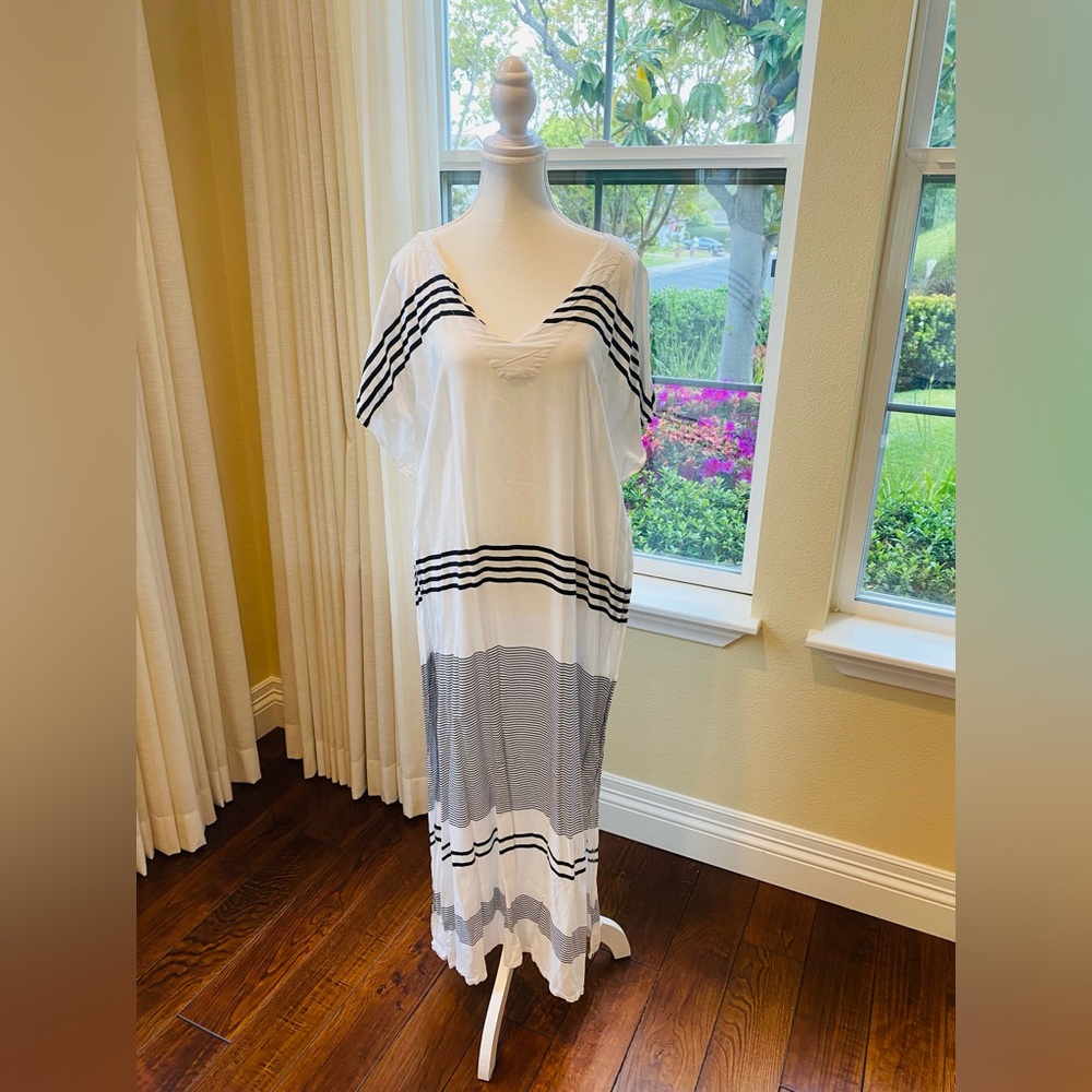 Swimsuit coverup. Airy soft material. White and black pattern. OS.